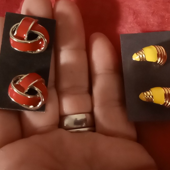 Vintage gold tone & red enamel knots and gold ,yellow half stud hoop earrings - Picture 7 of 8